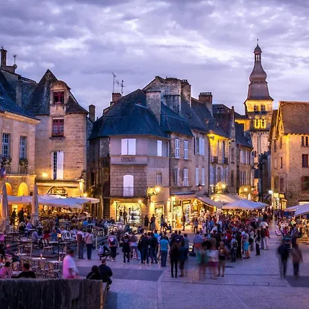 Ancienne Sechoir A Tabac Idealement Place A Pour 4 Dans La Nature * Limeuil